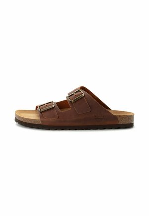 Brązowe skórzane klapki z dwoma regulowanymi sprzączkami, korkowym wkładem i teksturowaną gumową podeszwą zapewniającą dobrą przyczepność. Minimalistyczny design i solidne wykonanie.