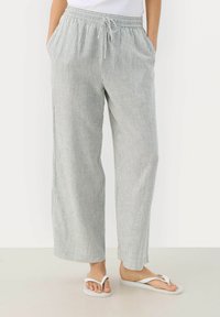 Leichte, gestreifte Jogginghose in Grau und Weiß mit elastischem Bund, Kordelzug und Seitentaschen. Glatte Textur.