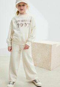Next REGULAR FIT -  JOGGERS SET - Träningsset - ecru slogan
