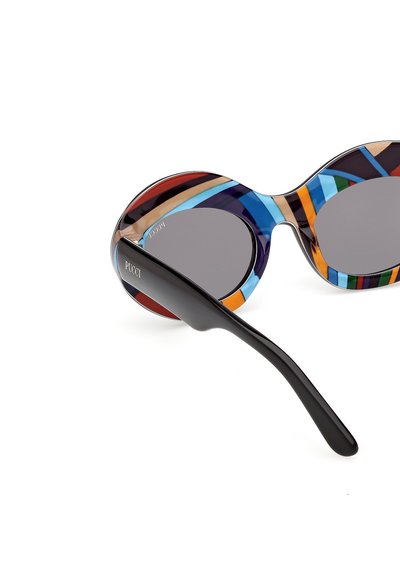 Runde Sonnenbrillen mit mehrfarbigen gemusterten Rahmen, ausgestattet mit dunklen Gläsern und einem schlanken schwarzen Bügel mit eingraviertem Logo.