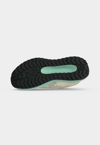 Semelle de chaussure en caoutchouc noire et vert menthe avec un motif profond, conçue pour l’adhérence et la stabilité sur diverses surfaces.