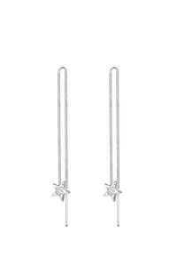 Orecchini lunghi in argento con un ciondolo a forma di stella con una gemma lucida, catena delicata e design minimalista con perni dritti.