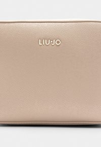 Logo Liu Jo su una borsa a pochette rettangolare con texture beige chiaro, caratterizzata da un bordo superiore liscio e un delicato motivo incrociato.