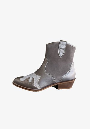 Enkellaagse grijze suede en leren cowboylaars met decoratieve stitching, metalen studs en een lage houten hak.