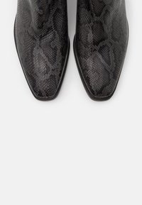 WONDERS Tronchetti - grey