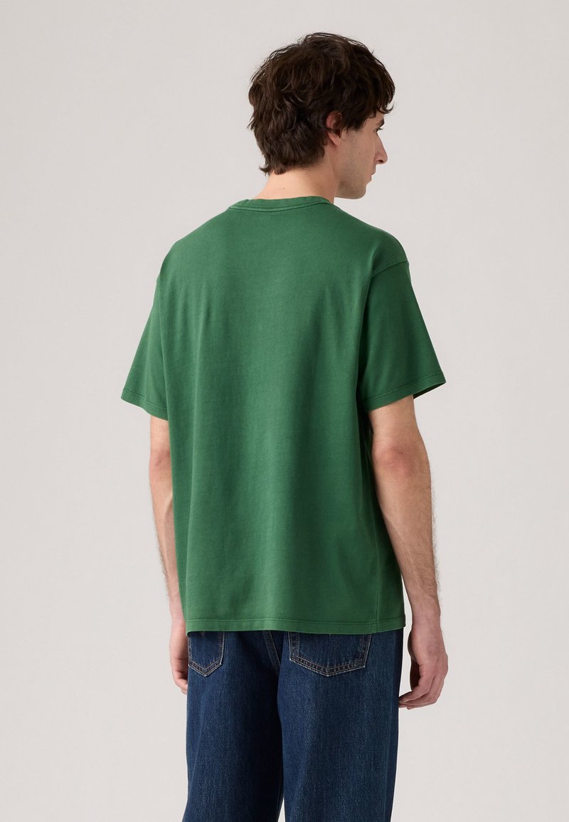 Levi's® VINTAGE FIT GRAPHIC TEE - Triko s potiskem - dark green
