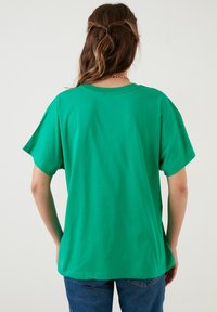 LELA CREW NECK  - Lihtne T-särk - benetton color