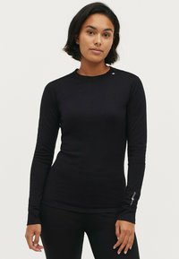 Zwarte langemouwen shirt van rekbare stof. Voorzien van een ronde halslijn en bedrukte tekst op de onderste mouw. Glad textuur, aansluitend ontwerp.