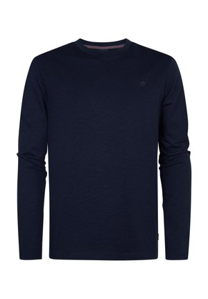 Tricou cu mânecă lungă, bleumarin, realizat dintr-un material moale, cu decolteu rotund, logo subtil pe piept și croială lejeră.