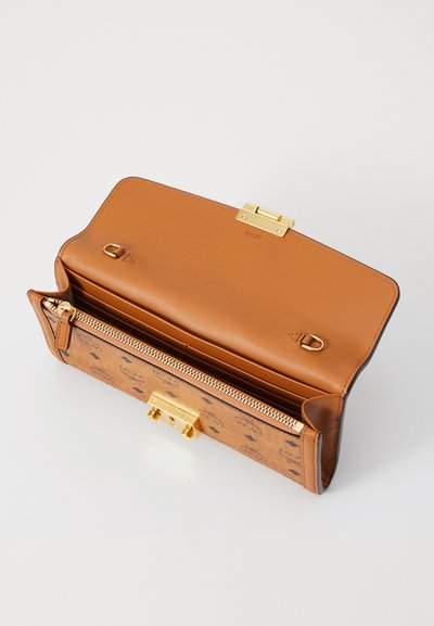 Pruun nahast rahakott kuldse sulgemisega, mitme kaardipesaga ja lukustatava taskuga, avatud kujul valge tausta peal.
