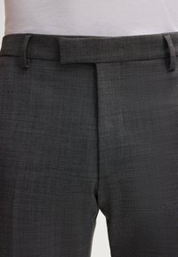 Grau karierte Hose aus einem strukturierten Stoff, mit geradem Schnitt, zwei Fronttaschen und flachem Vorderteil.