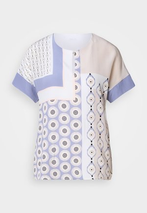 Korte mouw blouse met een patroon in pastelkleuren, geometrische ontwerpen en een ronde hals, gemaakt van lichte stof.