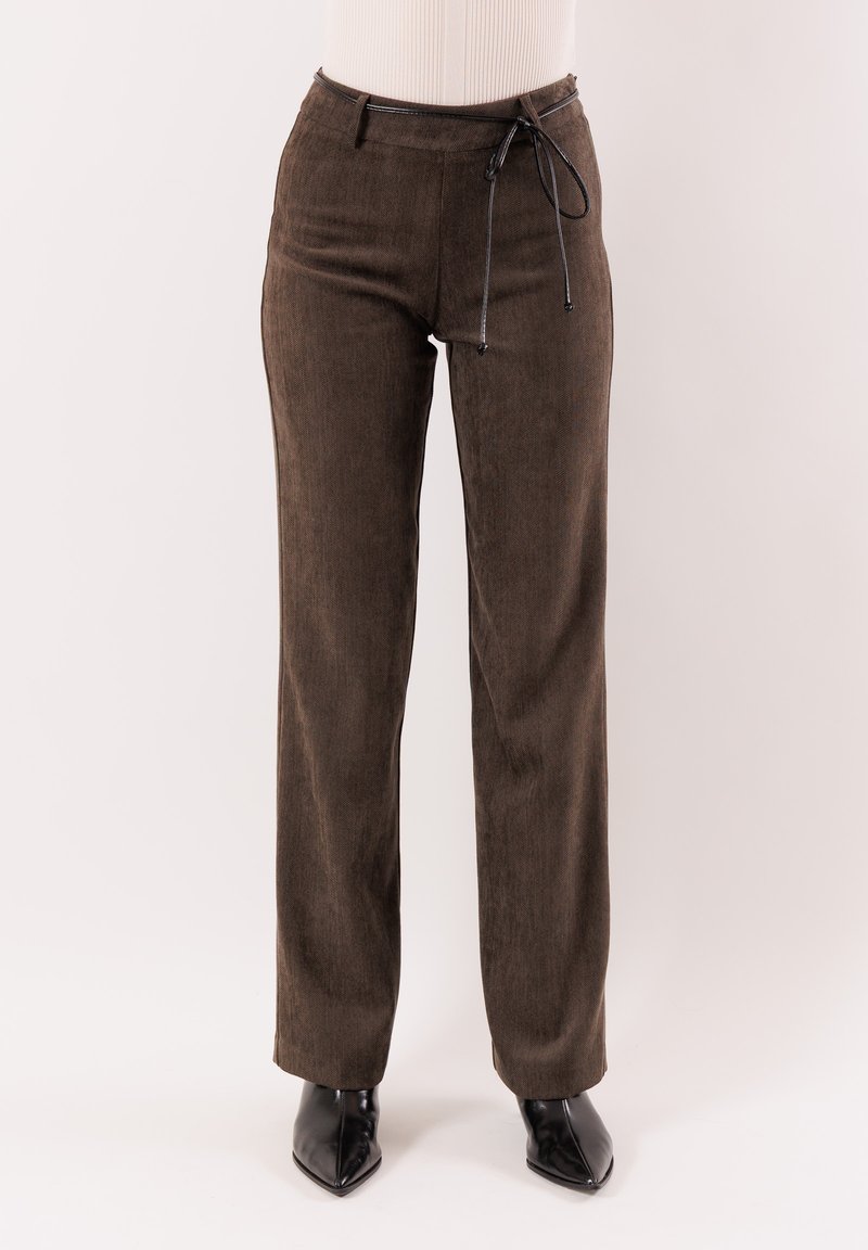 Pantaloni marroni a gamba larga realizzati in tessuto strutturato, con vita elastica regolabile con coulisse e finitura liscia. Tacchi neri a punta completano il look.