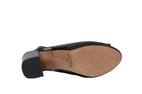Zapato negro de punta cerrada con un bajo tacón cuadrado. Parte superior de cuero liso, plantilla texturizada en tono beige y punta redonda con un sutil detalle de costura.