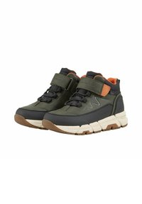 Chaussures montantes imperméables vertes et noires avec un intérieur orange, dotées d'une bande avec velcro et d'une semelle en caoutchouc texturé.