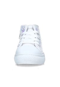 Sneakers bianchi alte con lati in rete testurizzata, lacci piatti e suola in gomma con un motivo a rombi. Accenti riflettenti aggiungono dettagli.