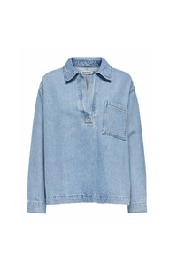 Camisa de manga larga de mezclilla azul claro con cuello, tapeta frontal parcial y bolsillo en el pecho. La tela tiene un acabado texturizado.