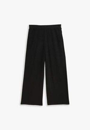 Pantalons larges noirs en tissu doux. Présentent une taille plate avec des poches latérales et une texture lisse.