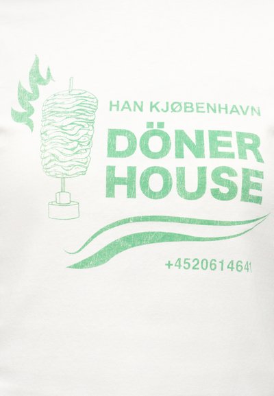 Πράσινο γραφικό με καλαμάκι ντόνερ κεμπάπ με φλόγα σε λευκό φόντο, κείμενο "HAN KJØBENHAVN DÖNER HOUSE" και μερικός αριθμός τηλεφώνου.