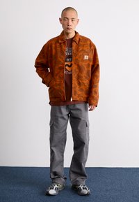 Carhartt WIP DETROIT JACKET - Giacca di jeans - duck/green/turmeric garment dyed