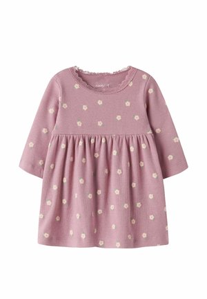 Robe bébé rose à manches longues avec petit motif floral blanc et bordure en dentelle autour de l'encolure ronde, en tissu côtelé.