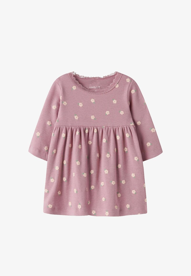 Robe bébé rose à manches longues avec petit motif floral blanc et bordure en dentelle autour de l'encolure ronde, en tissu côtelé.