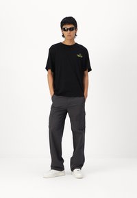 Jack & Jones JJKNOCKOUT WIDE FIT - Cargobukser - asphalt