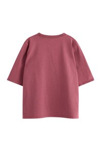 Kortärmad t-shirt med rund hals i dammig rosafärg. Tillverkad av mjuk bomull, med en avslappnad passform och en enkel baksida utan dekorationer.