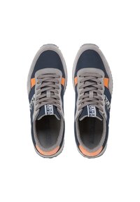 Zapatillas marinas y grises con acentos naranjas, parte superior de tela, diseño con cordones, suela de goma y detalle del logotipo en la lengua.