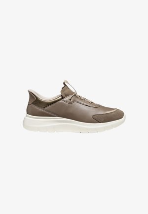 Sneaker aus taupefarbenem Leder und Wildleder mit weißer dicker Sohle und beigem Innenfutter, von der Seite auf weißem Hintergrund gezeigt.