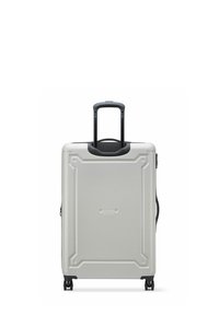 Zilveren hardcase koffer met een rechthoekig ontwerp, uitschuifbare zwarte handgreep en vier wielen. Voorzien van reliëf geometrische patronen op het oppervlak.