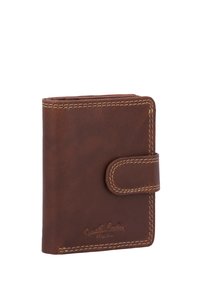 Braune Lederbrieftasche mit strukturierter Oberfläche, beige Naht und Druckknopfverschluss. Prägung des Logos in der unteren Ecke.