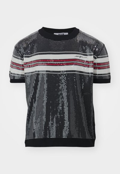 Kratka majica s kratkimi rokavi, črna s svetlečimi sequini, z rebrasto teksturo, z belimi in rdečimi horizontalnimi črtami ter okroglim izrezom. Vključena blagovna znamka.