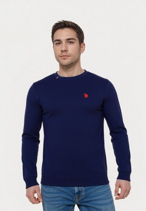 Marineblauw gebreid sweater met lange mouwen, ronde hals en rode logo borduursel op de borst. Bevat ribgebreide manchetten en onderrand.