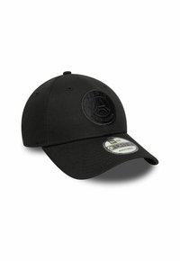 Cappellino da baseball nero con corona arrotondata, regolabile e in tessuto testurizzato. Presenta un patch del logo in rilievo sul davanti.