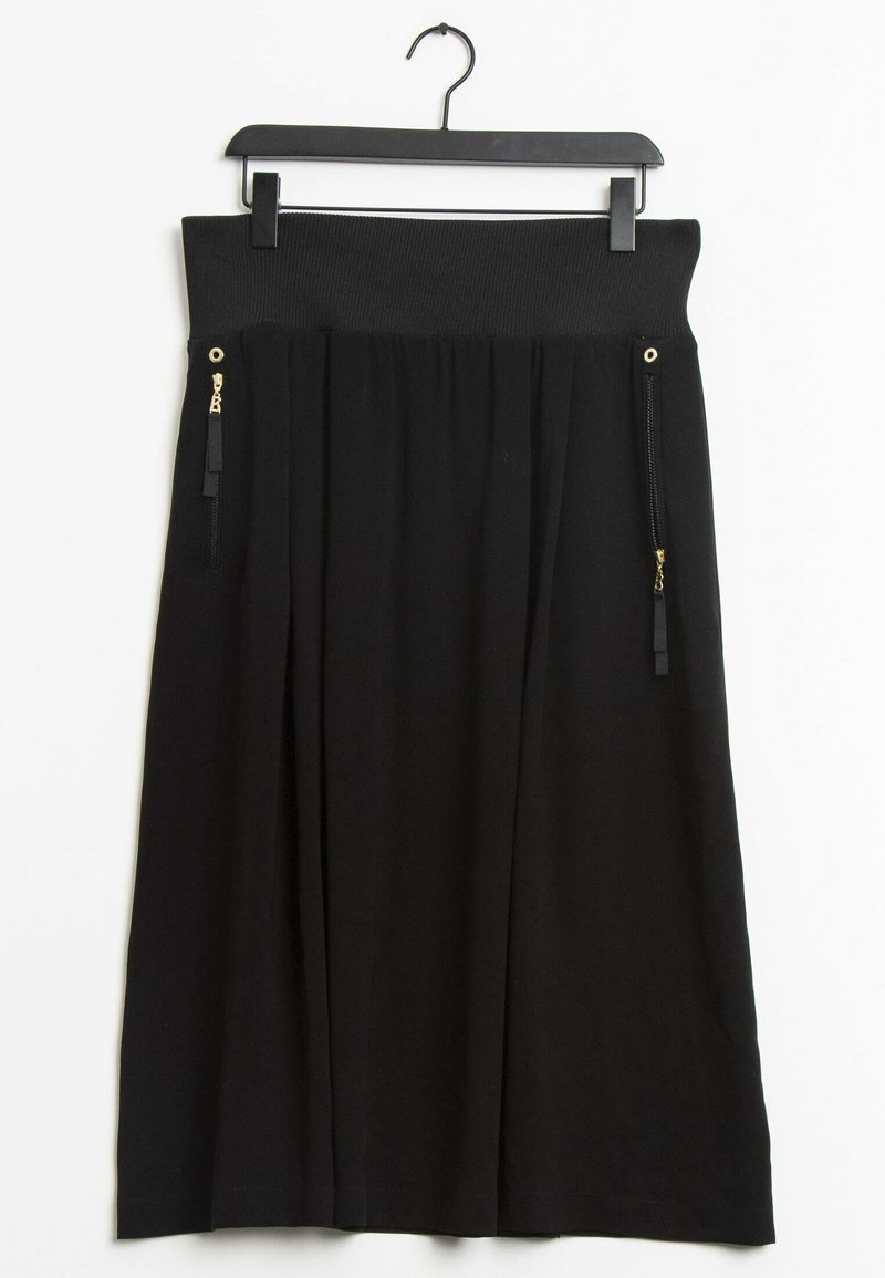 Musta hame, joka on valmistettu pehmeästä materiaalista. Siinä on ribbineulosvyötärö, kaksi vetoketjullista taskua kultaisilla yksityiskohdilla sekä ilmava, laskostettu malli.