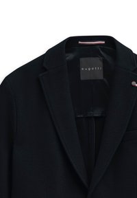 Schwarzer Blazer aus strukturiertem Stoff mit Reverskragen. Verfügt über ein Bugatti-Label und eine kleine dekorative Brosche am Kragen.