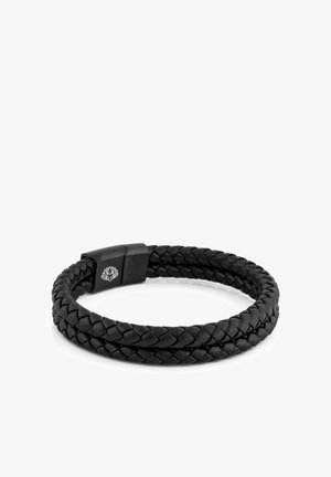 Dobbelt sort flettet læderarmbånd med sort magnetlås med et lille hvidt lotusblomstemblem.