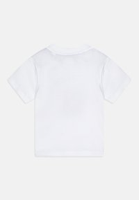 Witte katoenen T-shirt, korte mouwen, ronde hals. Gladde textuur, schone uitstraling, geen grafische ontwerpen of patronen. Standaard snit.