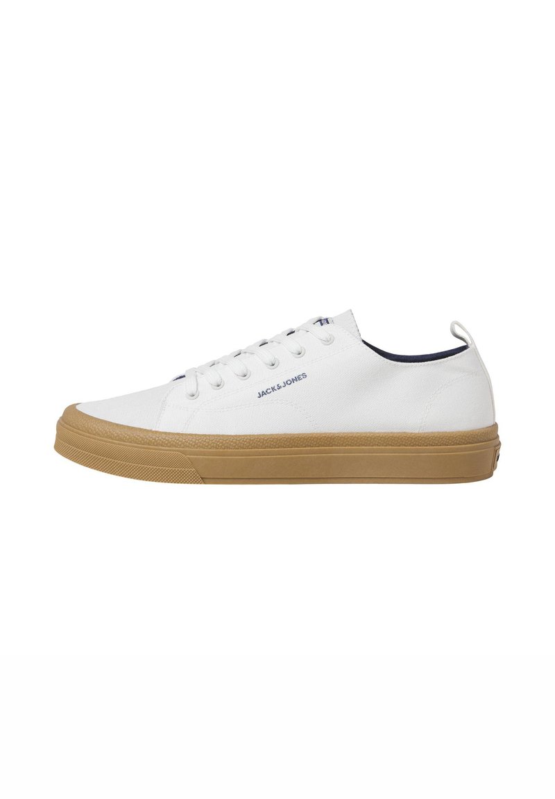 Adidași din pânză albă cu talpă de cauciuc bej, design cu șireturi și branding subtil în albastru. Prezintă un vârf rotund și un exterior texturat.