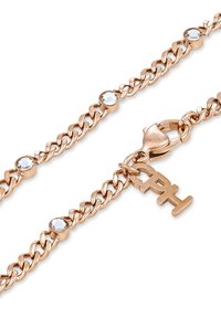 Armbandet är i roséguld och har klara rundade stenar samt en karbinl�åsförslutning med en liten "PH" berlock.