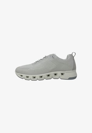 Scarpa da ginnastica atletica grigio chiaro con tomaia in mesh traspirante, chiusura con lacci e suola ventilata con evidenti ritagli geometrici.