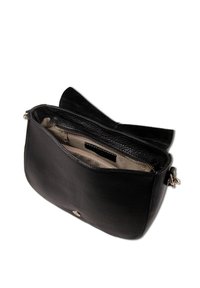 Zwarte leren schoudertas met een gestructureerde buitenkant, ritssluiting en een beige binnenvoering. Bevat een klein binnenvak en een afneembare schouderband.