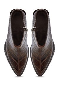 Braune, krokodilgeprägte Leder-Stiefeletten mit spitzen Zehen, Reißverschluss und Gummisohlen. Strukturierte Oberfläche mit glänzendem Finish.
