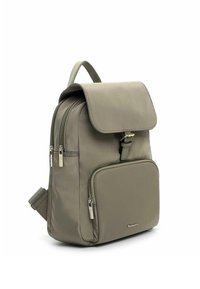 Roheline nailonist seljakott klapiga kaaneklahvi, lukuga sulgemise, esitasku ja reguleeritavate rihmadega, mis on varustatud stiilse riistvara ja minimalistliku disainiga.