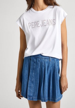 Biała bawełniana koszulka z napisem "PEPE JEANS" w ozdobnych ćwiekach. Dobra z plisowaną niebieską spódnicą dżinsową z paskiem i casualowym krojem.