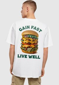 Upscale by Mister Tee T-shirts med print - white