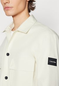 Calvin Klein OVERSHIRT - Jachetă de vară - icicle