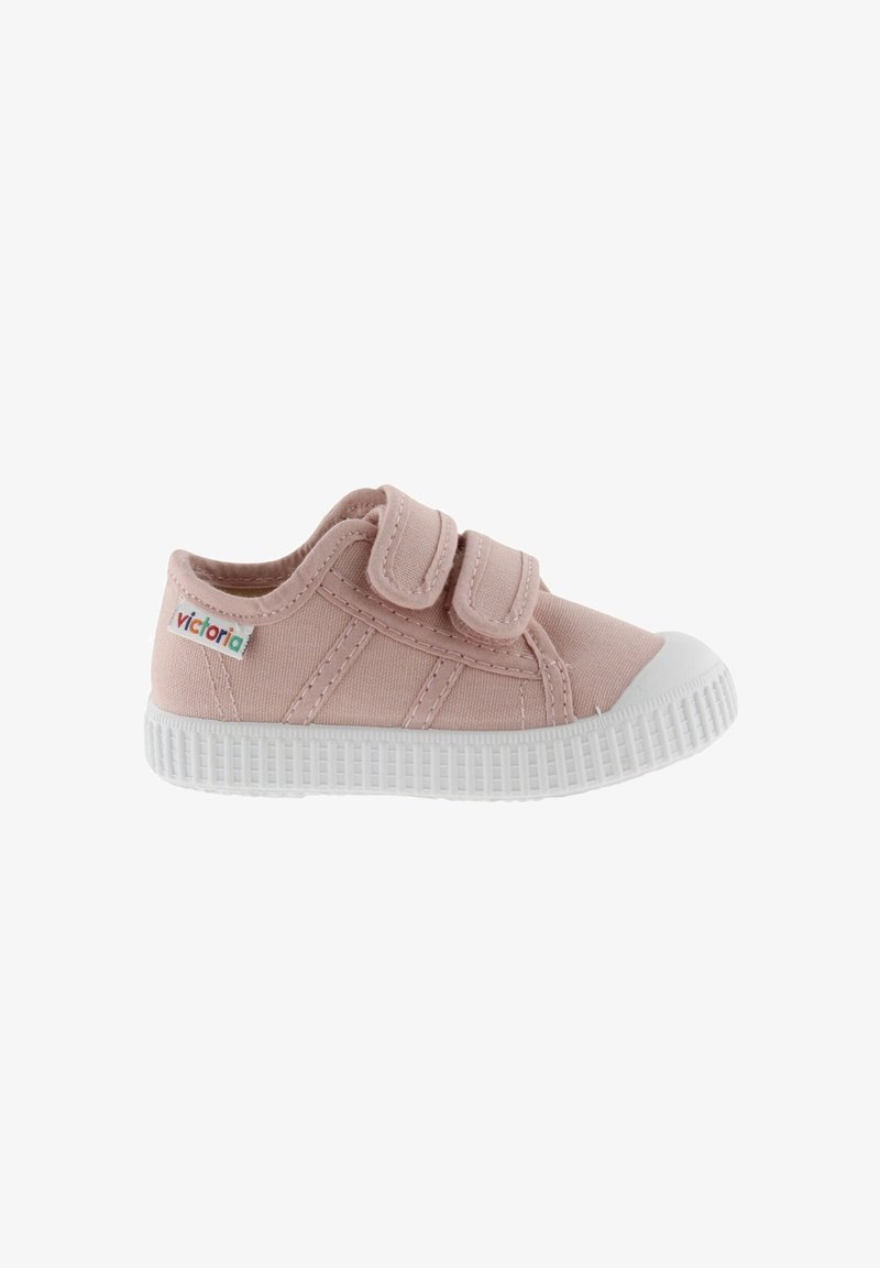 Zapatillas para niños de color rosa claro con dos correas de velcro, suela de goma texturizada blanca y una pequeña etiqueta "victoria" multicolor en el lateral.