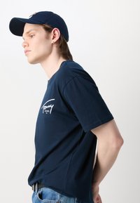 Tommy Jeans SIGNATURE TEE - T-shirt estampada - dark night navy